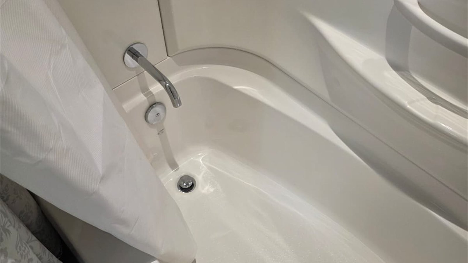 Tub basin after a White Shore deep clean